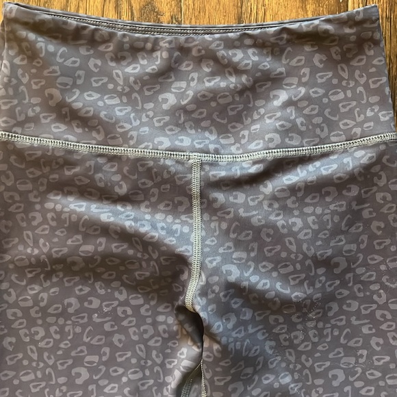 Zyia Active light and tight Ombré Animal print leggings, size 2 - Picture 3 of 6